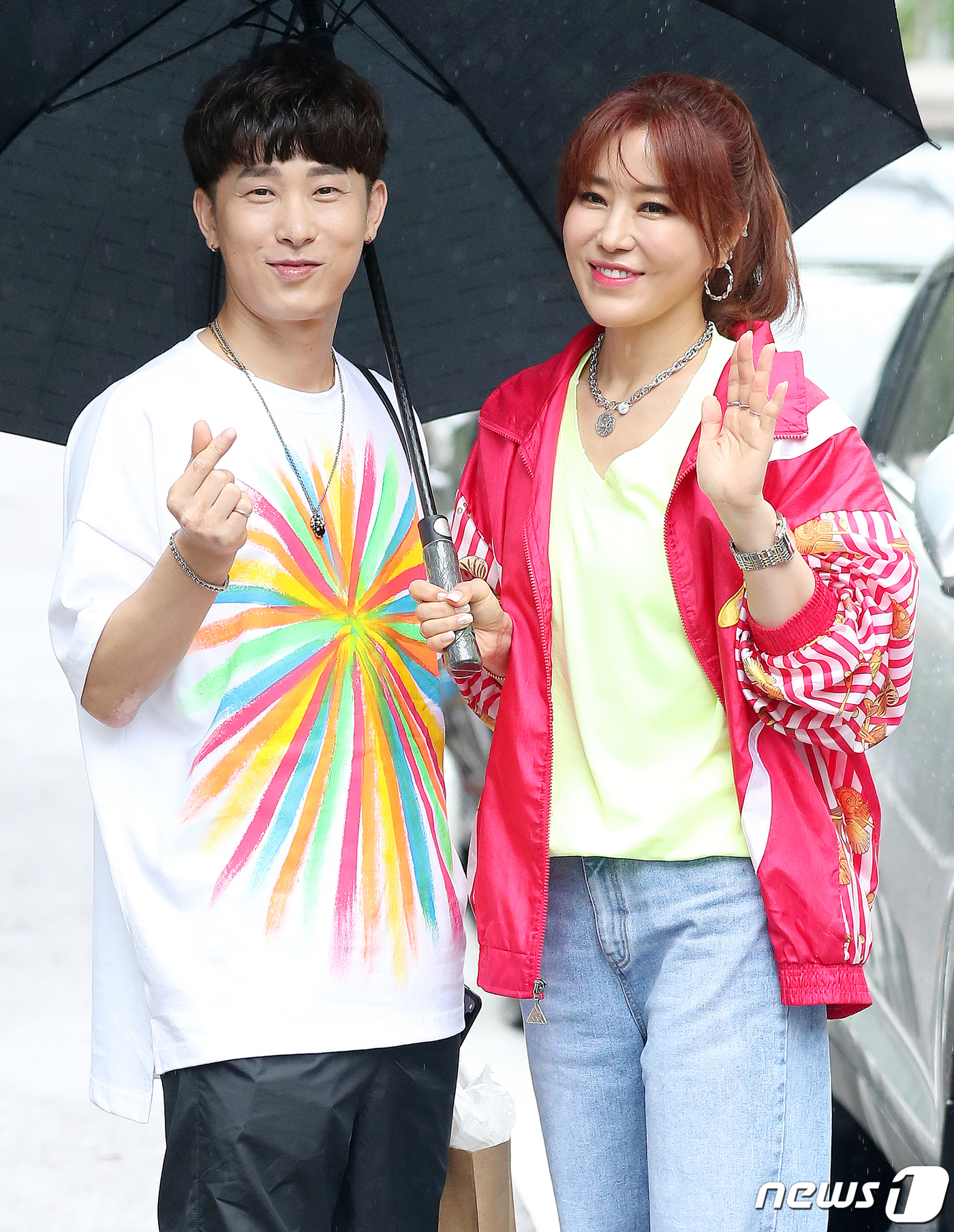 (서울=뉴스1) 김진환 기자 = 그룹 자자의 조원상과 유영(오른쪽)이 13일 KBS 2TV '불후의 명곡' 녹화를 위해 서울 영등포구 여의도 KBS 신관에 들어서며 포즈를 취하고 …