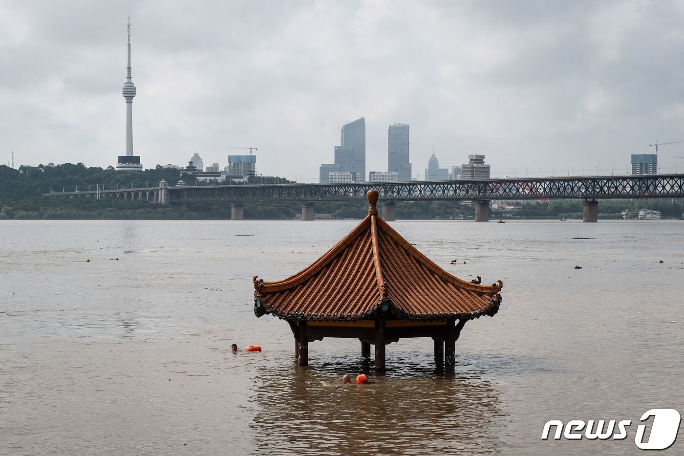 (AFP=뉴스1) 윤다혜 기자 = 중국 중부 후베이성 우한(武漢)에 폭우가 내린 뒤 잠겨버린 정자 모습ⓒ AFP=뉴스1