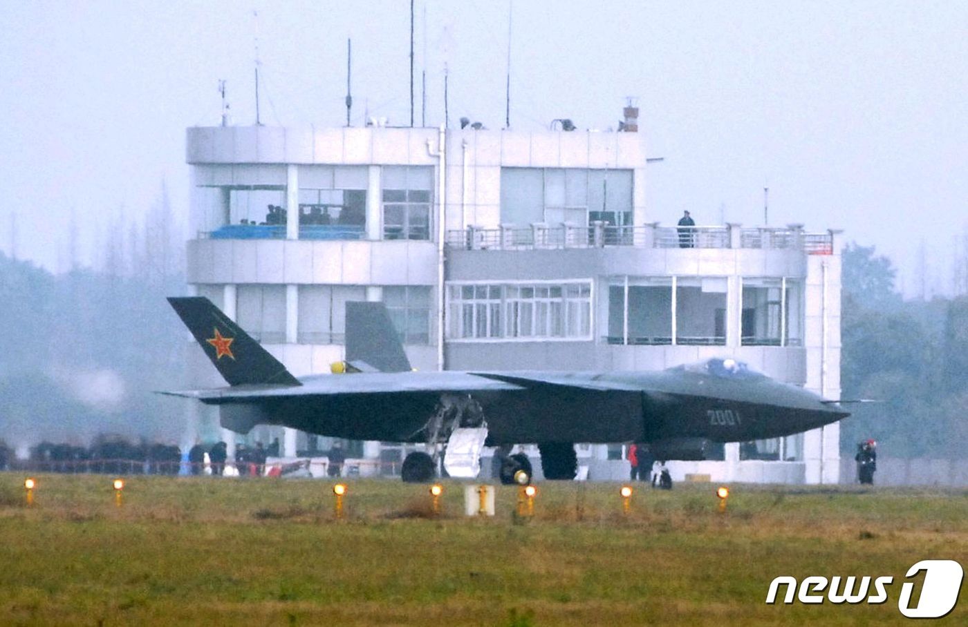 본문 이미지 - 중국의 젠-20 스텔스 전투기 <자료사진> ⓒ AFP=뉴스1