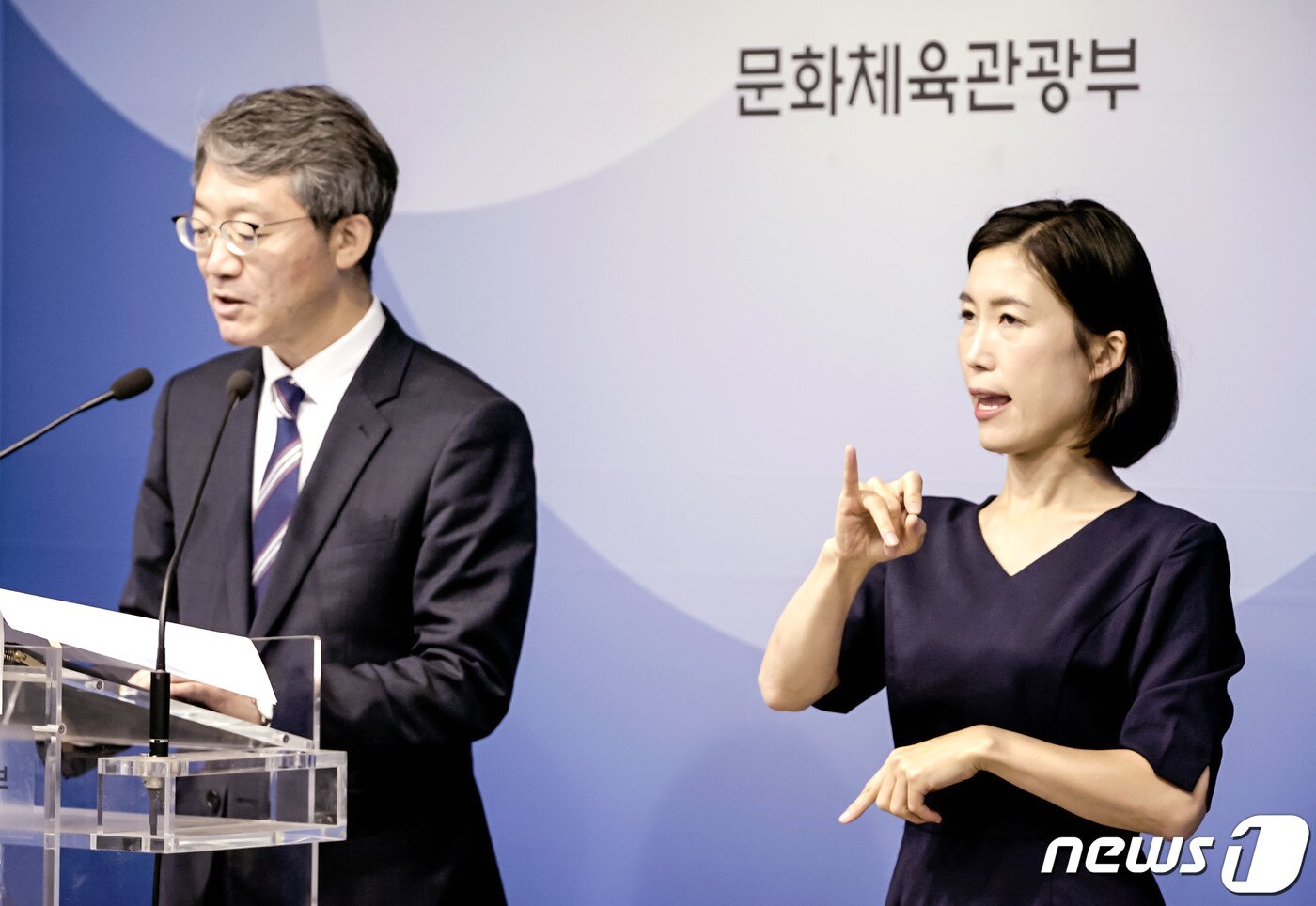 본문 이미지 - 수어통역사 고은미씨가 13일 세종시 문화체육관광부 기자실에서 브리핑 내용을 수어로 통역하고 있다. 2020.7.13(제공 문화체육관광부) ⓒ 뉴스1