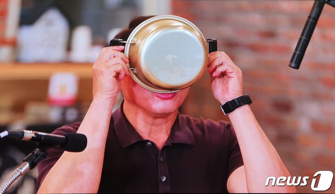본문 이미지 - 13일 SK그룹 사내방송을 통해 방영된 '최태원 클라쓰' 방송에서 최태원 회장이 라면 국물을 마시고 있다.ⓒ 뉴스1