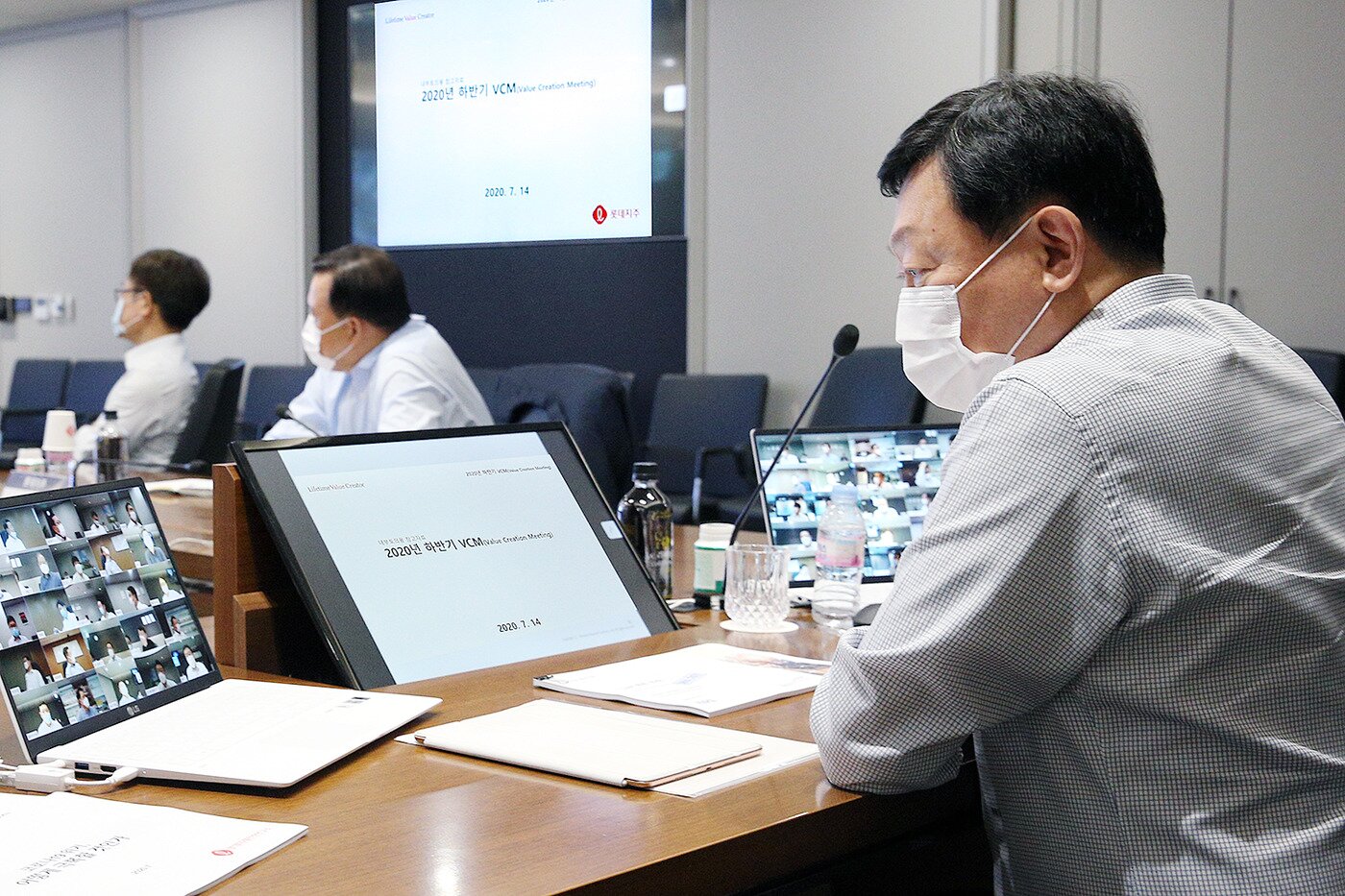 본문 이미지 - 14일 롯데그룹 신동빈 회장이 서울 잠실 롯데월드타워에서 웨비나(Webinar) 형태로 진행된 '2020 하반기 VCM'에 참석한 모습 ⓒ 뉴스1