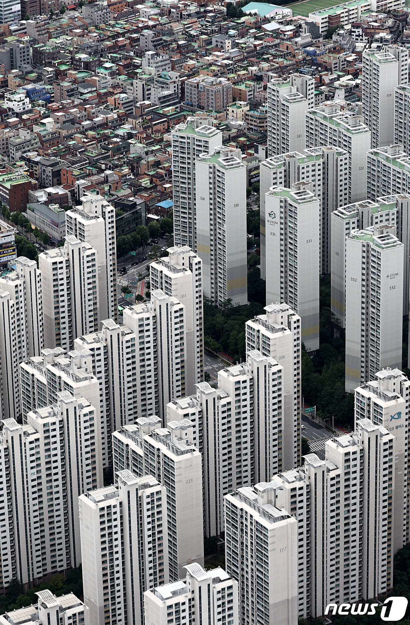 (서울=뉴스1) 박지혜 기자 = 당정이 다주택자 증여 취득세율을 최대 12%까지 올리는 지방세법 개정안을 다음 달부터 ‘전격’ 시행키로 했다. 다주택자 매물 유도를 위해 양도세율 …