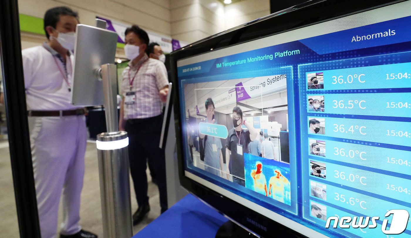 (서울=뉴스1) 박지혜 기자 = 14일 오후 서울 강남구 코엑스에서 열린 2020 호텔쇼에서 관람객들이 비대면 방역게이트를 둘러보고 있다.이번 ‘2020 호텔쇼’에서는 ‘호텔숙박 …