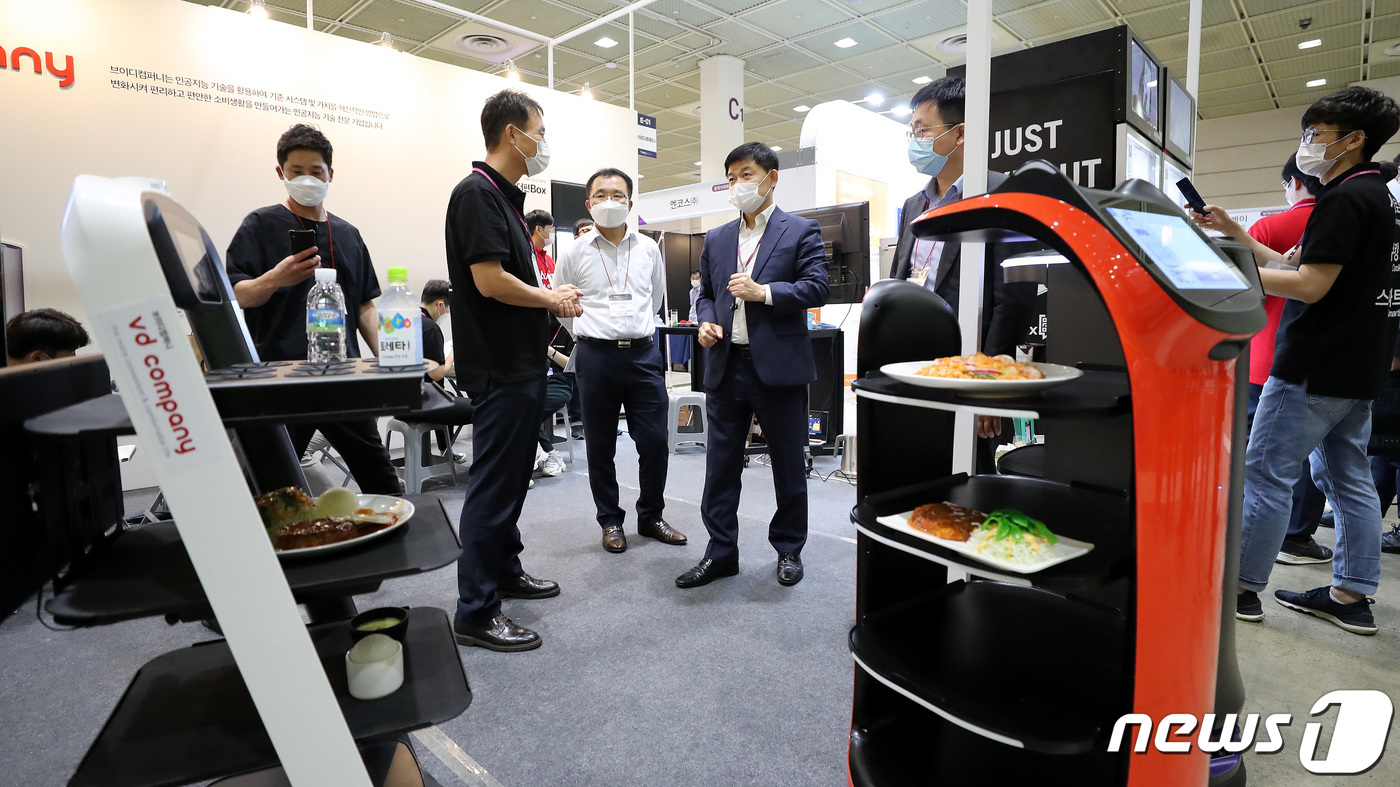 (서울=뉴스1) 박지혜 기자 = 14일 오후 서울 강남구 코엑스에서 열린 2020 호텔쇼에서 업체 관계자들이 서빙로봇을 선보이고 있다.이번 ‘2020 호텔쇼’에서는 ‘호텔숙박 방역 …
