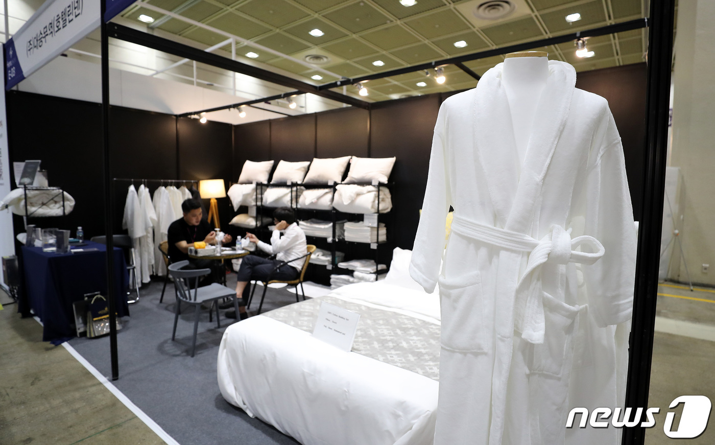 (서울=뉴스1) 박지혜 기자 = 14일 오후 서울 강남구 코엑스에서 열린 2020 호텔쇼에서 호텔관련 제품들이 진열되어 있다.이번 ‘2020 호텔쇼’에서는 ‘호텔숙박 방역기자재 특 …