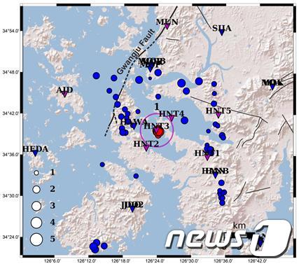 해남지역 지진발생 분포도: 과거지진(청색), 최근지진(적색), 지진관측소(삼각형)(지질연 제공)© 뉴스1