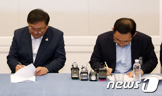 7월 임시국회 일정 합의문에 서명하는 김태년·주호영