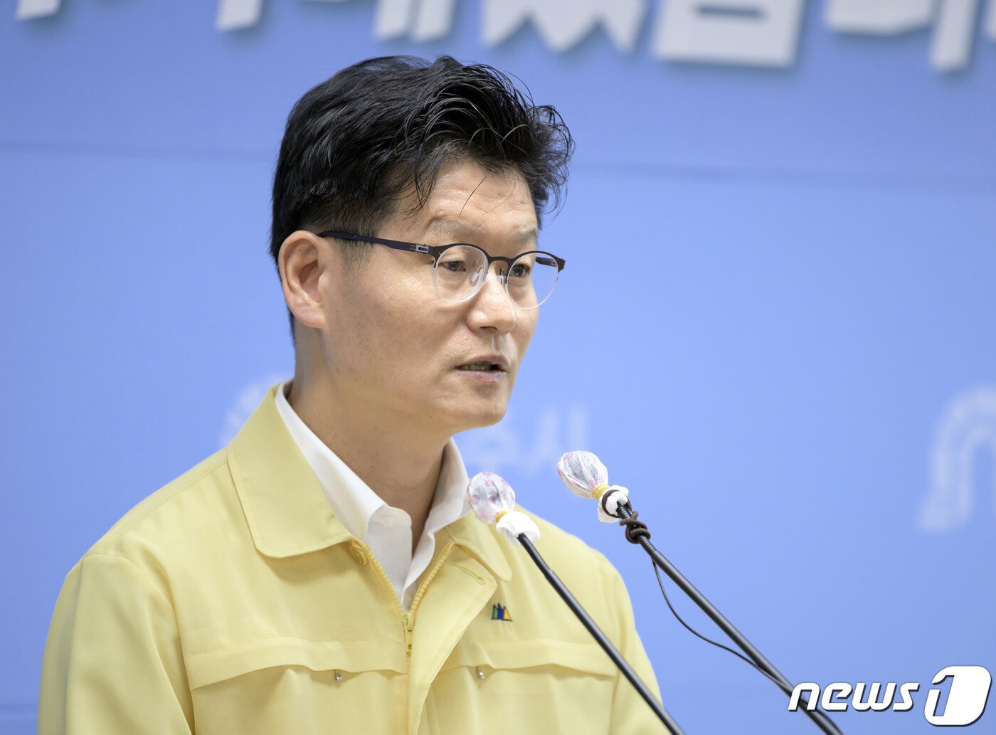 본문 이미지 - 정례 기자브리핑을 하고 있는 김정섭 공주시장ⓒ 뉴스1