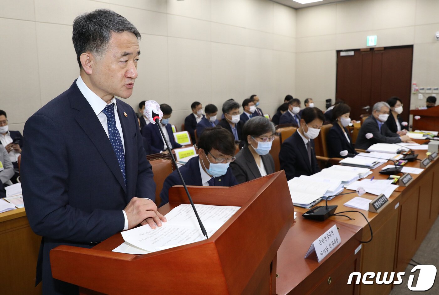 본문 이미지 - 박능후 보건복지부 장관이 15일 오전 서울 여의도 국회에서 열린 보건복지위원회 전체회의에서 현안 보고를 하고 있다. 2020.7.15/뉴스1 ⓒ News1 이동해 기자