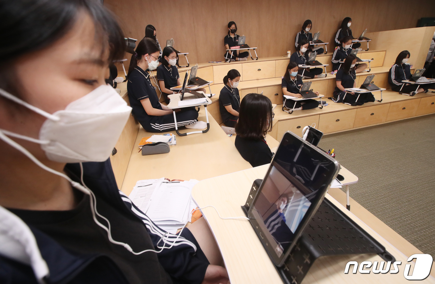 (부산=뉴스1) 여주연 기자 = 15일 오후 부산 해운대구 부산국제외국어고등학교 락생들이 독일어 원격수업을 듣고 있다. 2020.7.15/뉴스1