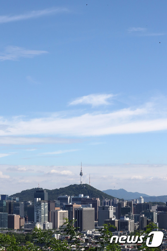 파란 하늘 아래 서울 도심