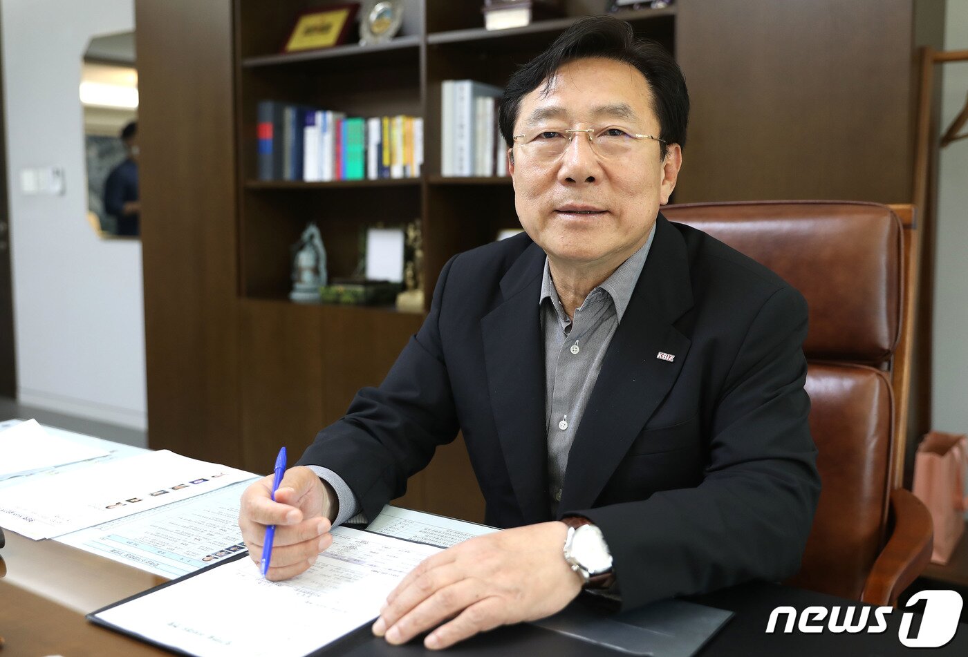 본문 이미지 - 김기문 중소기업중앙회 회장이 16일 오전 서울 영등포구 은행로 중소기업중앙회에서 뉴스1과 인터뷰를 갖고 있다. 2020.7.16/뉴스1 ⓒ News1 임세영 기자