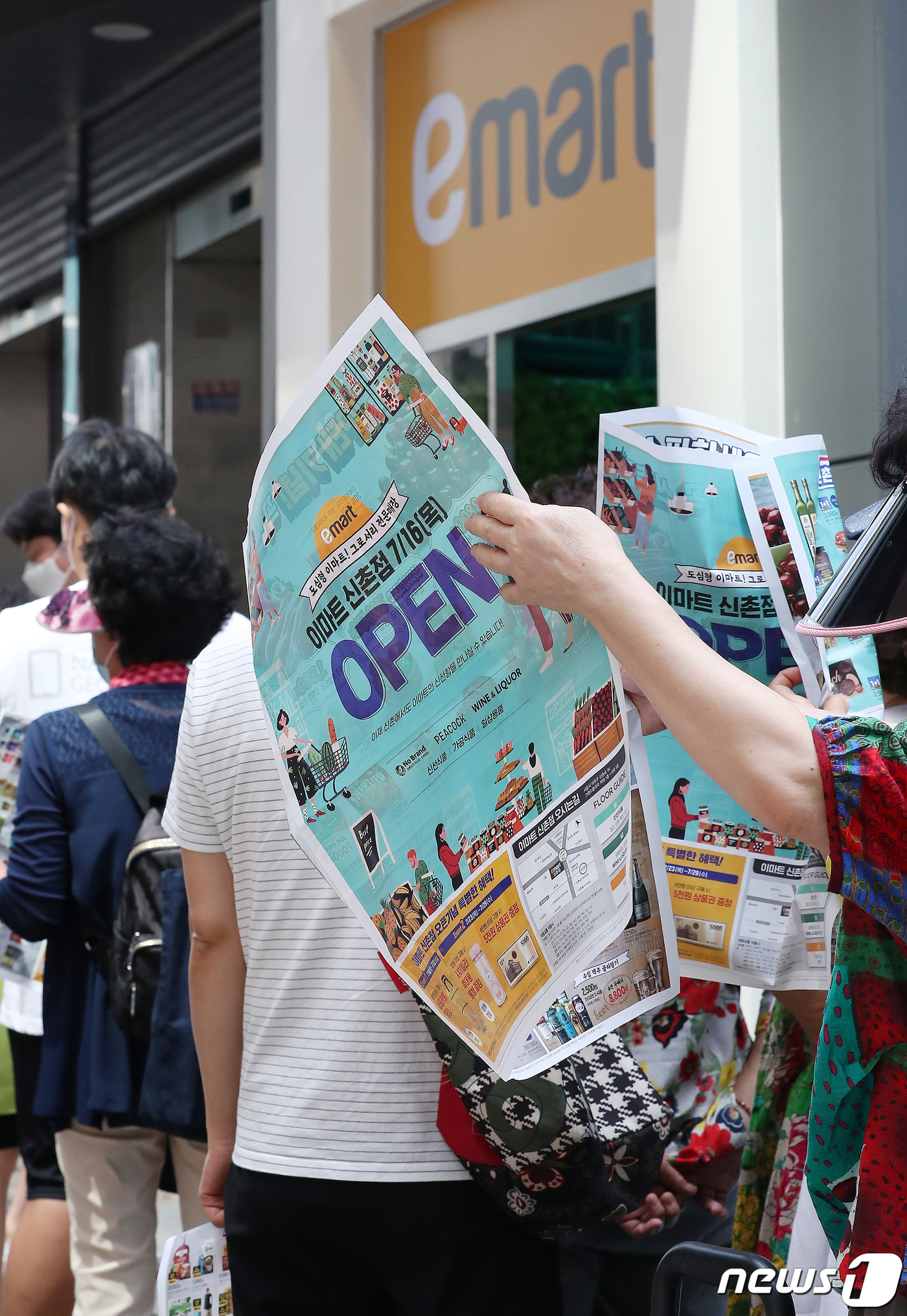 (서울=뉴스1) 김진환 기자 = 16일 서울 마포구 이마트 신촌점을 찾은 고객들이 입장을 기다리고 있다.2018년 12월 의왕점 이후 1년 7개월 만의 신규 점포로 신촌 오거리 옛 …