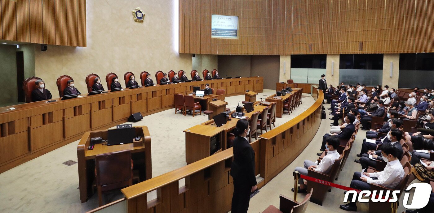 본문 이미지 - 김명수 대법원장이 16일 오후 서울 서초구 대법원 대법정에서 직권남용권리행사방해 및 공직선거법 위반 혐의를 받는 이재명 경기도지사의 선고공판을 하고 있다. 이날 대법원 판결로 이재명 도지사는 2심 재판을 다시 받게 됐다. 항소심이 파기되면서 이 지사는 도지사직을 유지하게 됐다. 2020.7.16/뉴스1 ⓒ News1 사진공동취재단