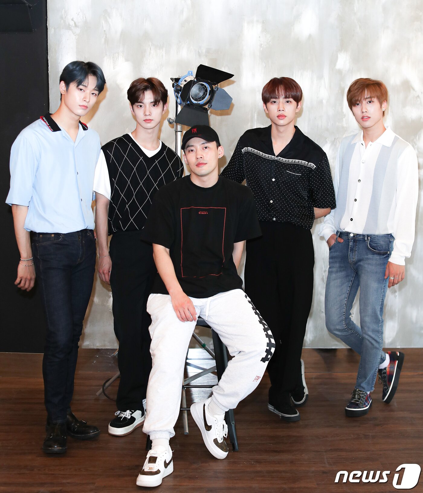 본문 이미지 - 더보이즈 주연(왼쪽부터), 큐, 백구영 안무가, 더보이즈 선우, 제이콥/뉴스1 ⓒ News1 김진환 기자