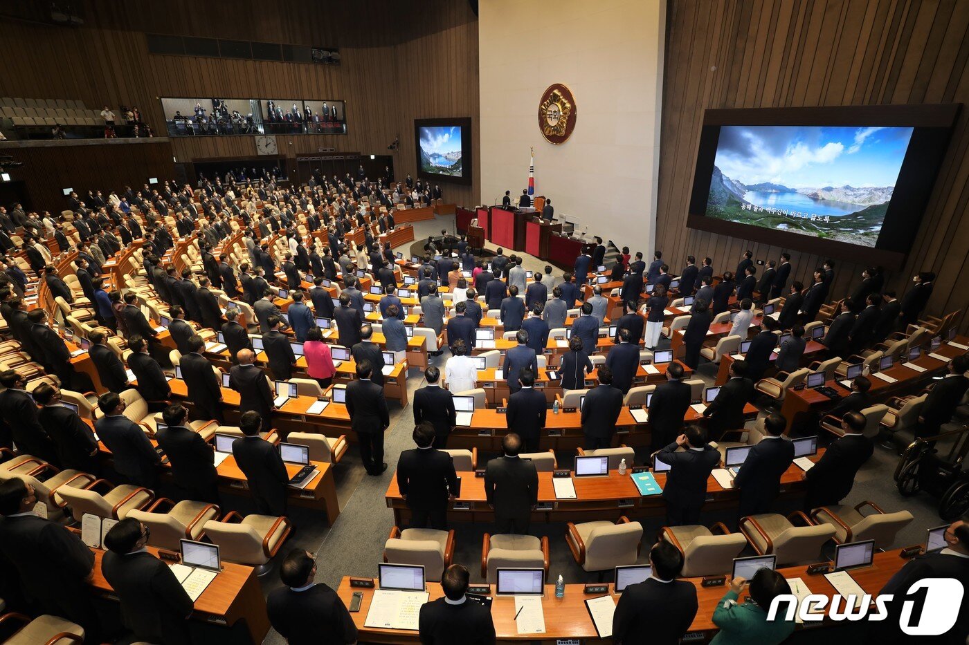 본문 이미지 - 제21대 국회의원들이 16일 오후 국회 본회의장에서 열린 개원식에서 애국가를 부르고 있다. 2020.7.16/뉴스1 ⓒ News1 박세연 기자
