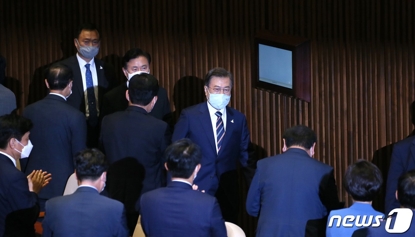 본문 이미지 - 문재인 대통령이 16일 오후 서울 여의도 국회에서 열린 제21대 국회 개원식에서 개원연설을 마친 뒤 본회의장을 나서고 있다. 2020.7.16/뉴스1 ⓒ News1 박세연 기자