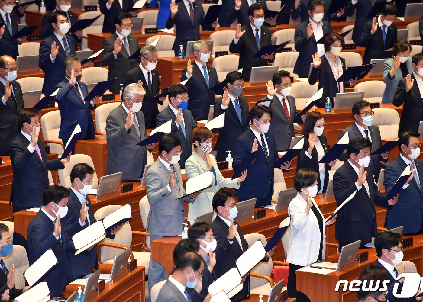 본문 이미지 - 제21대 국회의원들이 16일 오후 서울 여의도 국회에서 열린 제21대 국회 개원식에서 국회의원 선서를 하고 있다. 2020.7.16/뉴스1 ⓒ News1 이동해 기자