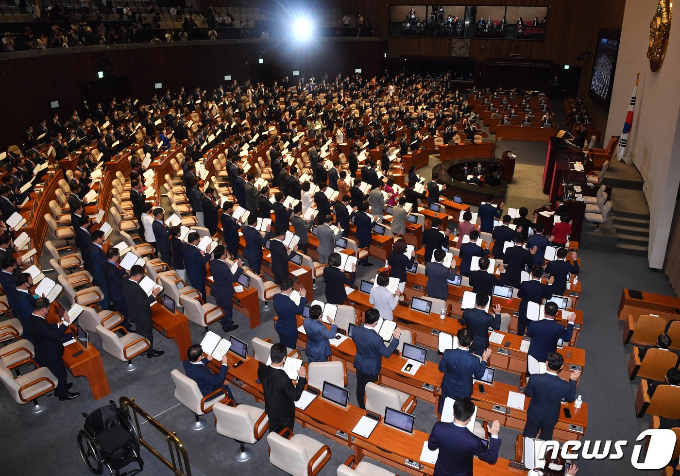 본문 이미지 - 제21대 국회의원들이 16일 오후 서울 여의도 국회에서 열린 제21대 국회 개원식에서 국회의원 선서를 하고 있다. 2020.7.16/뉴스1 ⓒ News1 박세연 기자