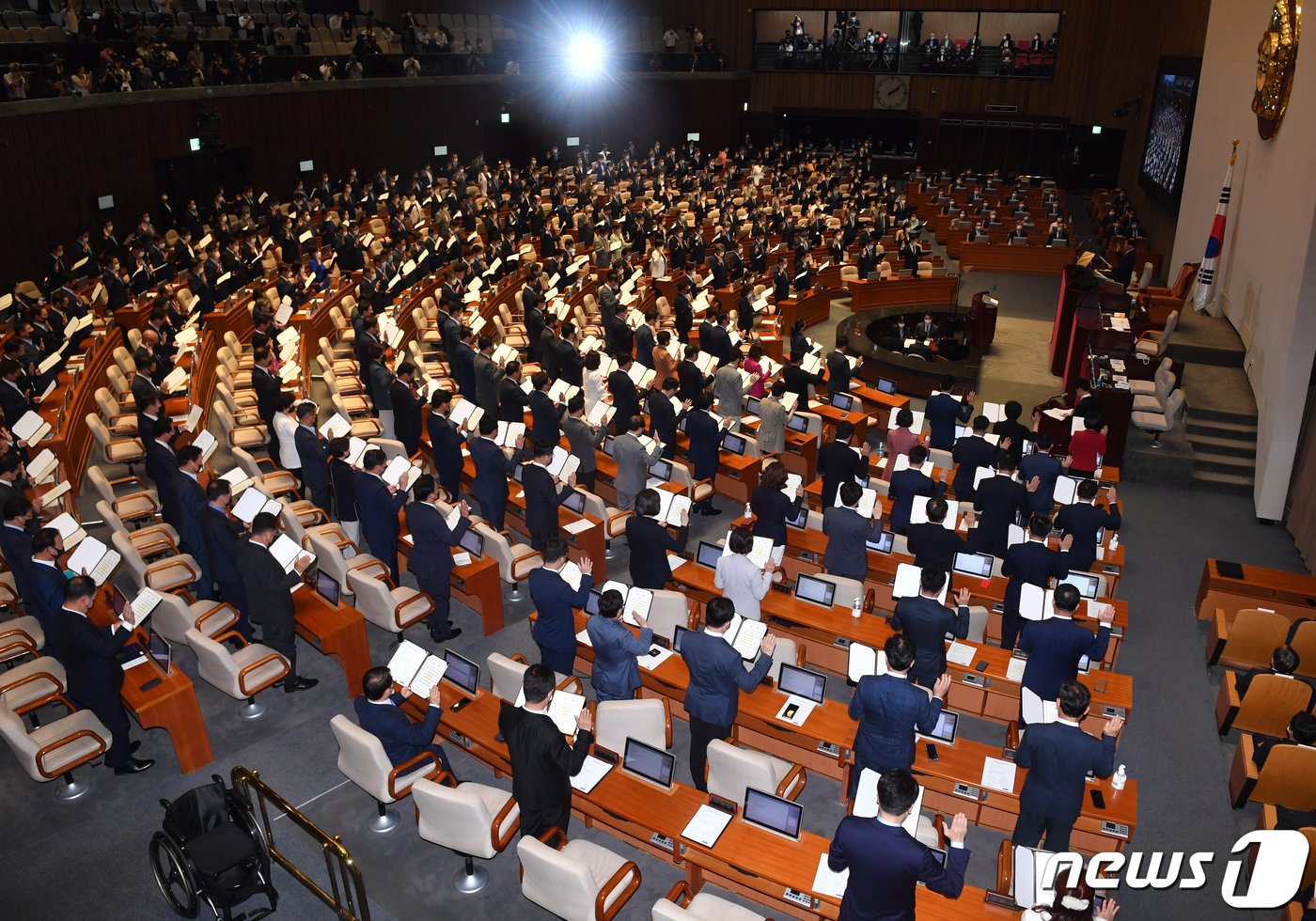 제21대 국회의원들이 16일 오후 서울 여의도 국회에서 열린 제21대 국회 개원식에서 국회의원 선서를 하고 있다. 2020.7.16/뉴스1 ⓒ News1 박세연 기자