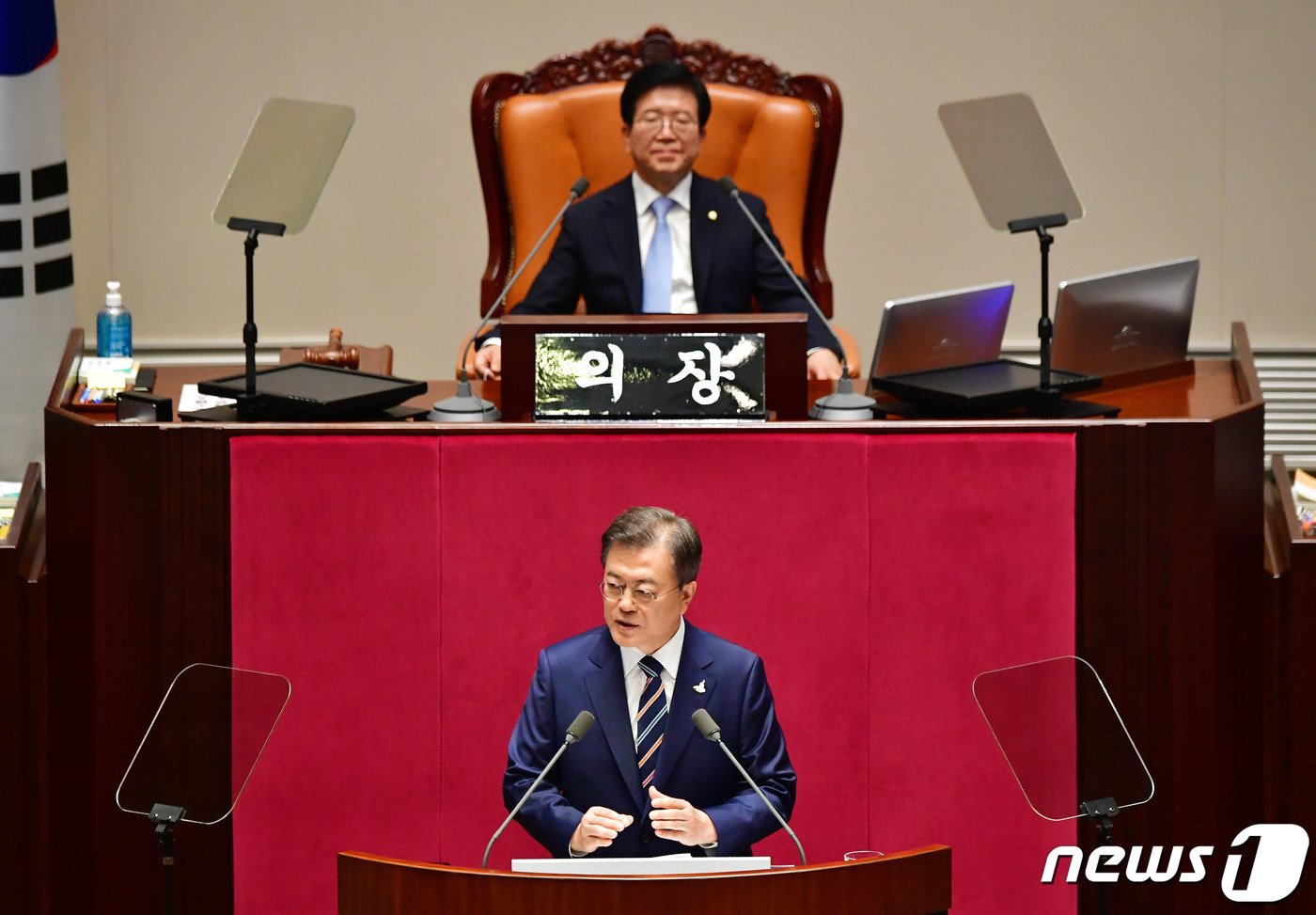 본문 이미지 - 문재인 대통령이 16일 서울 여의도 국회에서 열린 제21대 국회 개원식에서 개원연설을 하고 있다. 2020.7.16/뉴스1 ⓒ News1 박세연 기자