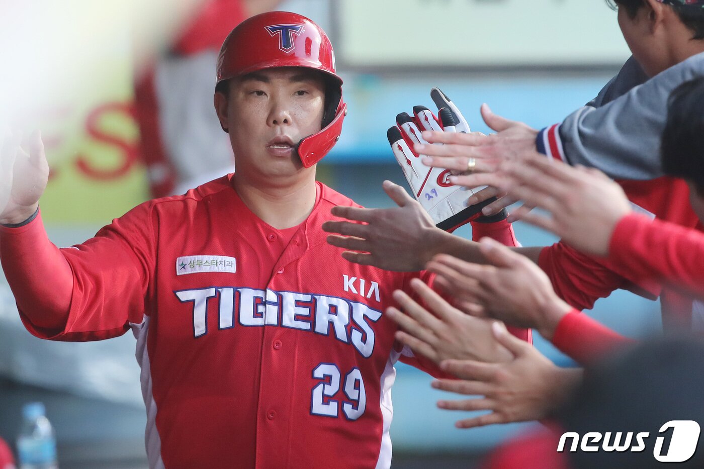 본문 이미지 - 16일 오후 대구삼성라이온즈파크에서 열린 프로야구 '2020 신한은행 SOL KBO리그' KIA 타이거즈와 삼성 라이온즈의 경기, 1회초 2사 만루 상황 KIA 8번타자 한승택이 좌익수 앞 1타점 적시타를 날리자 3루주자 나지완이 홈을 밟은 뒤 동료들의 축하를 받고 있다. 2020.7.16/뉴스1 ⓒ News1 공정식 기자