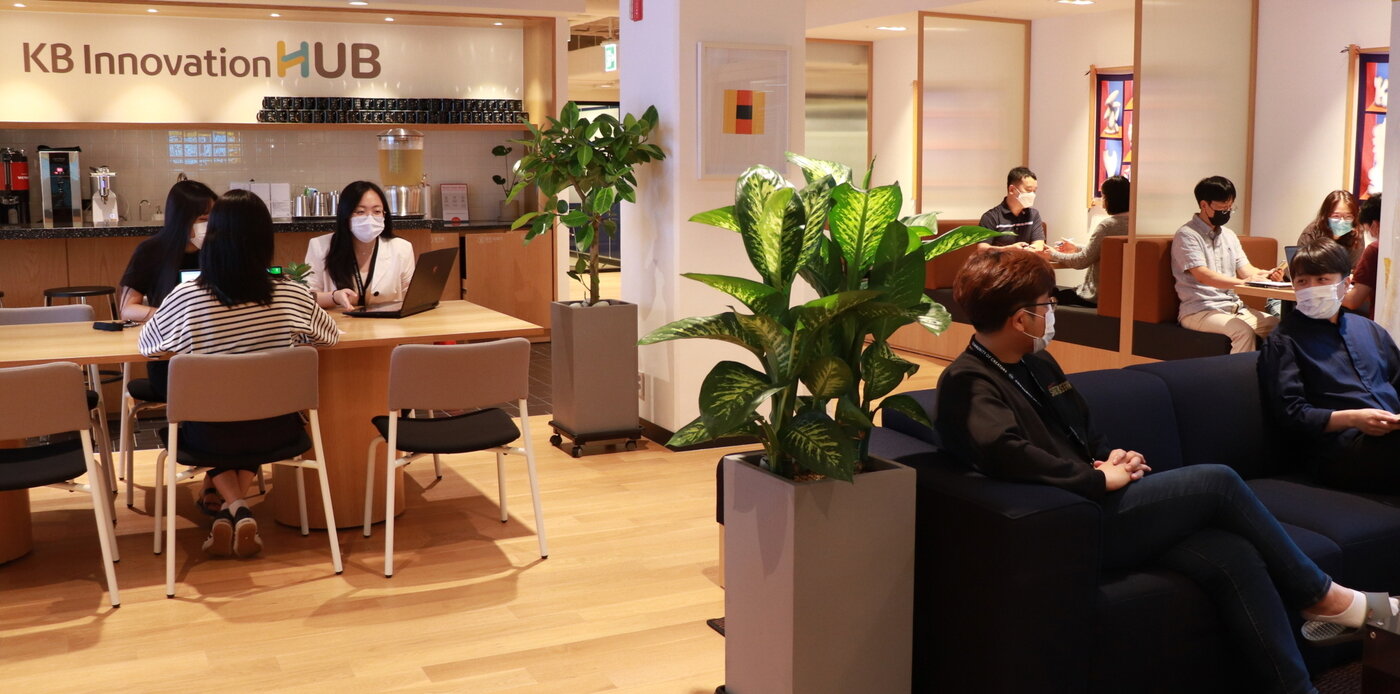 본문 이미지 - 위워크 서울 신논현점 7층에 마련된 KB이노베이션허브 전경.(KB금융그룹 제공) ⓒ 뉴스1