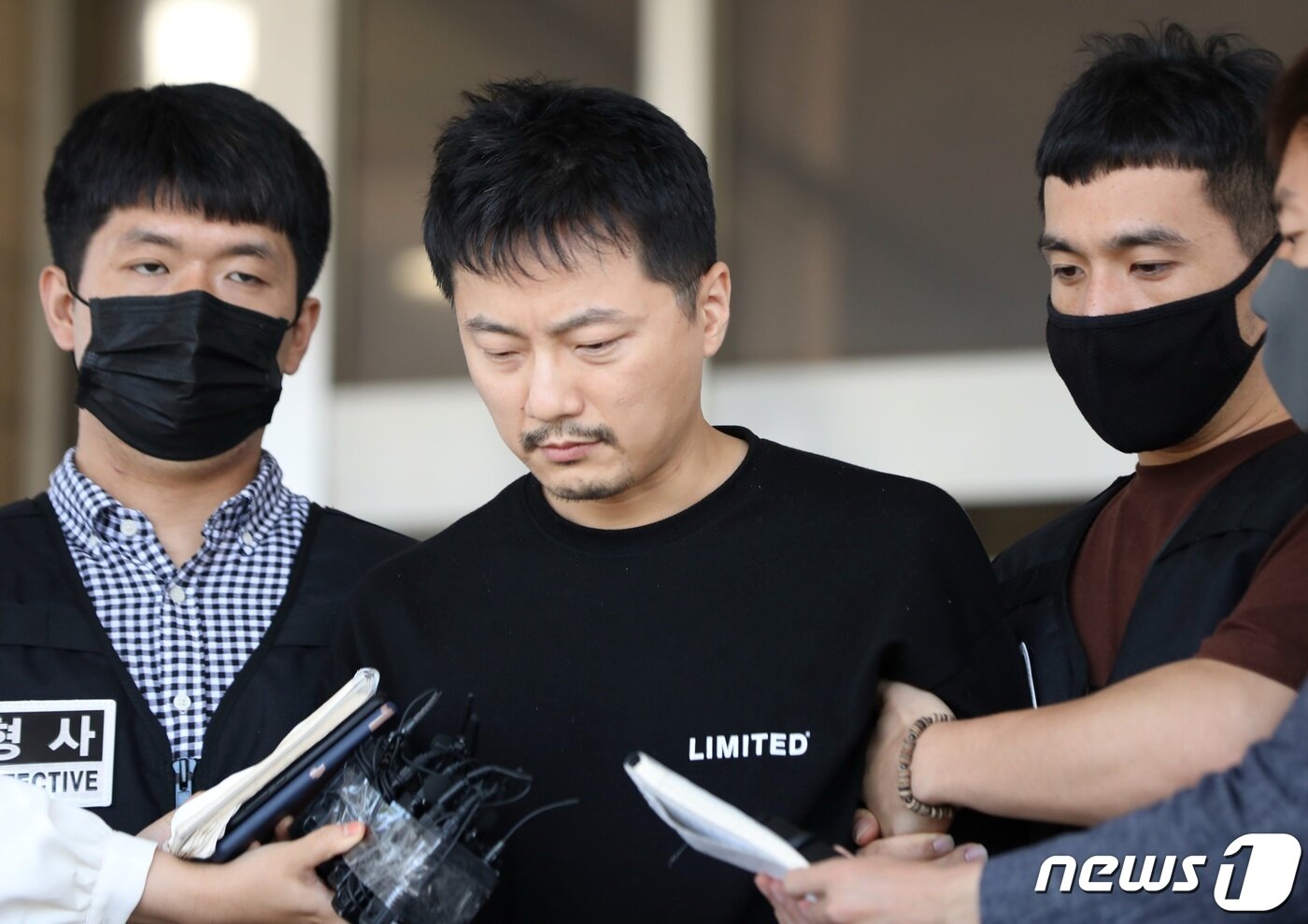 본문 이미지 - 아동·청소년 성착취물 1000여개를 제작하고 유포한 혐의로 신상공개가 결정된 배준환(37)이 17일 제주동부경찰서에서 검찰로 이송되고 있다. 배준환은 피해자에게 죄송하다고 짧게 답했다. 2020.7.17/뉴스1 ⓒ News1 고동명 기자