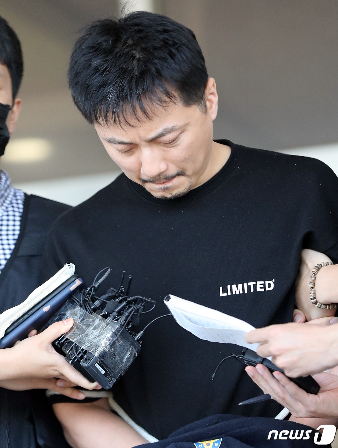 (제주=뉴스1) 고동명 기자 = 아동·청소년 성착취물 1000여개를 제작하고 유포한 혐의로 신상공개가 결정된 배준환(37)이 17일 제주동부경찰서에서 검찰로 이송되고 있다. 배준환 …