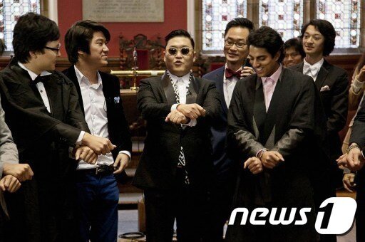 본문 이미지 - 영국 옥스퍼드대학 학생들에게 말춤을 가르치는 가수 싸이. 싸이의 왼쪽에 서 있는 인물이 이승윤 래디쉬미디어 대표. ⓒ AFP=News1