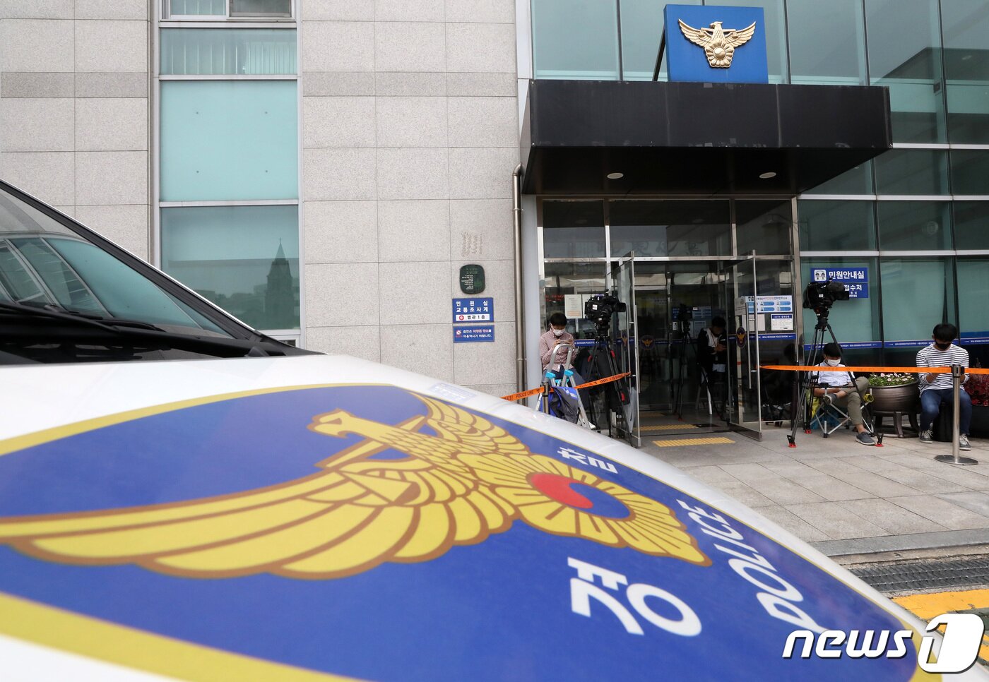 본문 이미지 - 고 박원순 전 서울시장의 사인 규명을 위한 서울시 관계자들에 대한 조사가 진행중인 19일 오후 서울 성북구 성북경찰서 앞에서 취재진들이 대기하고 있다. 2020.7.19/뉴스1 ⓒ News1 이동해 기자