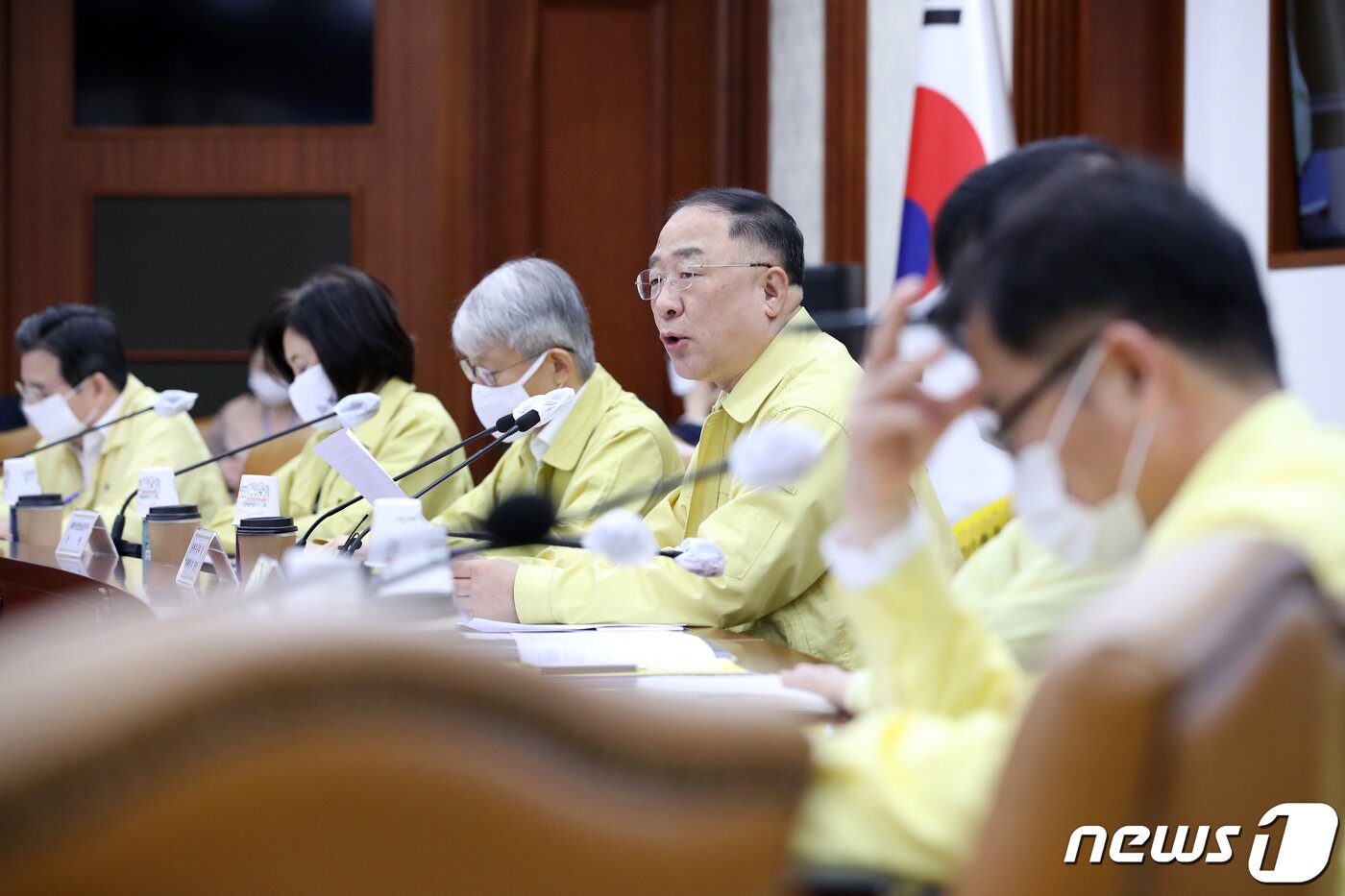 본문 이미지 - 홍남기 경제부총리 겸 기획재정부 장관이 제9차 비상경제 중앙대책본부 회의를 주재하고 있다. 2020.7.2/뉴스1