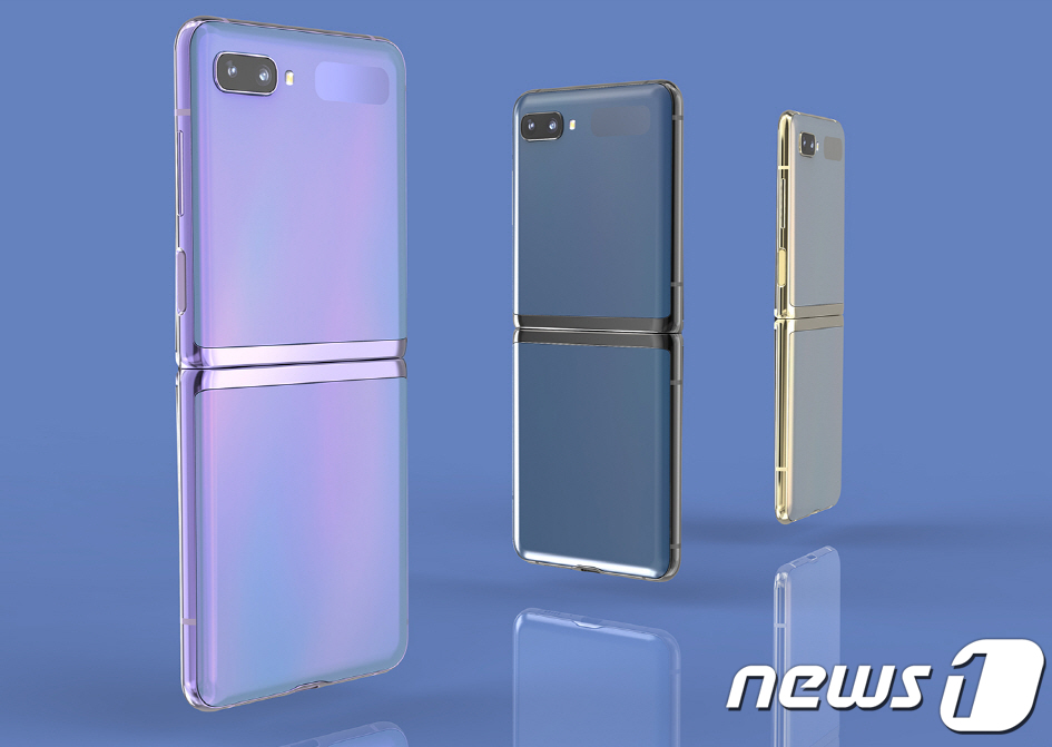 (서울=뉴스1) = 삼성전자가 폴더블 폰 '갤럭시Z플립'을 위한 '커스텀 스킨(Custom Skin)' 부착 서비스를 진행한다고 2일 밝혔다.'갤럭시Z플립 커스텀 스킨'은 사용자가 …
