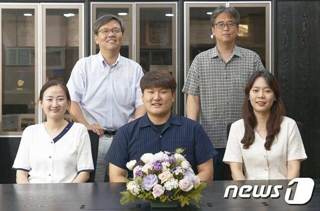 본문 이미지 - 뒷줄 왼쪽부터 시계방향으로 IBS 유전체 항상성 연구단 명경재 단장, 이규영 연구위원&#40;교신저자&#41;, 강나래 연구원&#40;제2저자&#41;, 김상인 연구원&#40;제1저자&#41;, 박수형 연구원&#40;제3저자&#41;이 기념사진을 촬영하고 있다.&#40;IBS 제공&#41;ⓒ 뉴스1