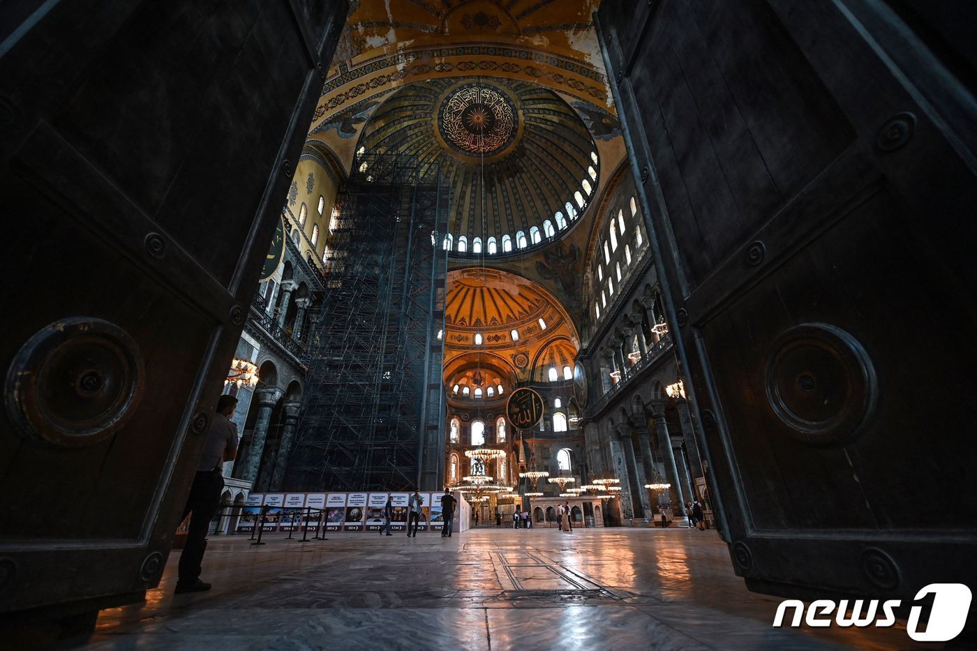 본문 이미지 - 터키 이스탄불의 랜드마크인 성소피아 성당의 내부 <자료사진>ⓒ AFP=뉴스1