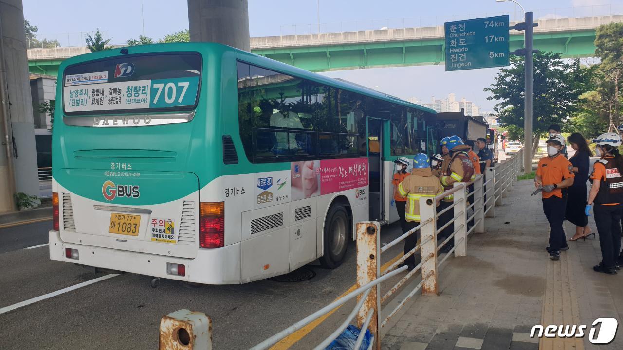 본문 이미지 - 2일 오후 1시47분께 경기 남양주시 퇴계원면 검문소 사거리에서 시내버스가 덤프트럭을 추돌했다. ⓒ 뉴스1