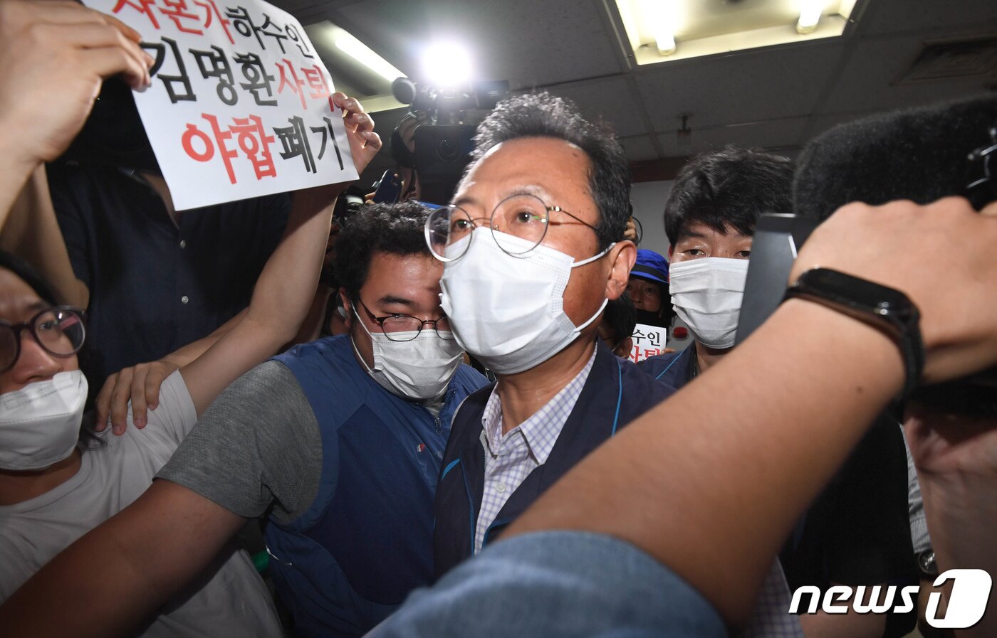 본문 이미지 - 김명환 민주노총 위원장이 노사정 합의와 관련해 조합원 항의를 받고 있다. 2020.7.2/뉴스1