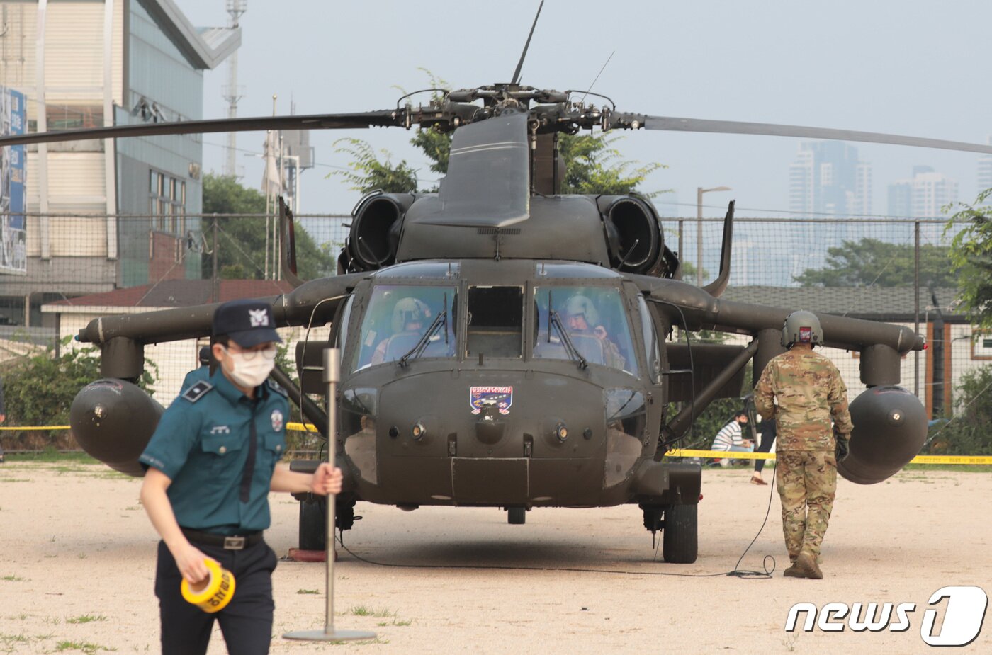 본문 이미지 - 2일 오후 주한미군이 운용하는 군용 헬리콥터가 용산기지를 이륙해 이동하던 도중 엔진고장 문제로 서울 용산구 이촌동 한강공원 내 공터에 비상착륙해 있다. 해당 헬기는 일명 '블랙호크'로 불리는 UH-60 기종으로 조종사를 포함해 5명이 타고 있었지만 인명피해는 없는 것으로 확인됐다. 2020.7.2/뉴스1 ⓒ News1 이성철 기자