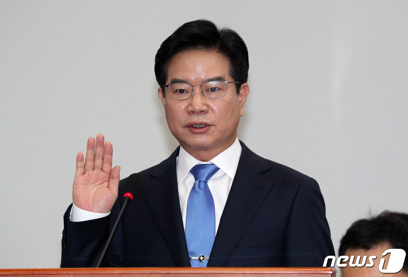 본문 이미지 - 김창룡 경찰청장 후보자가 20일 오전 서울 여의도 국회 행정안전위원회 전체회의장에서 열린 인사청문회에서 선서를 하고 있다. 2020.7.20/뉴스1 ⓒ News1 성동훈 기자