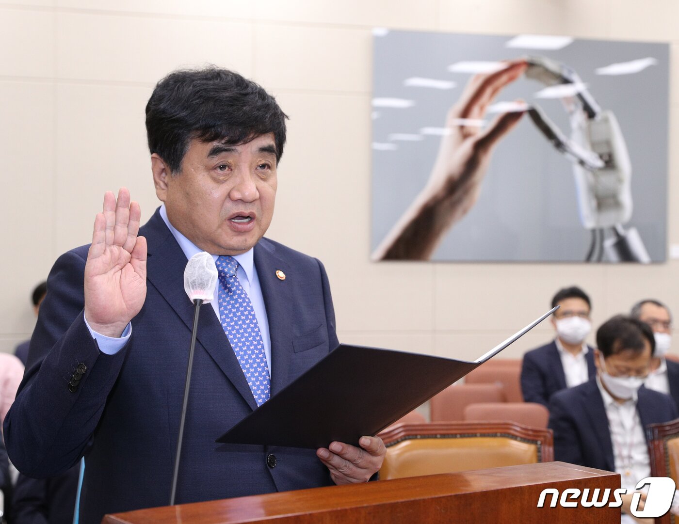 본문 이미지 - 지난 20일 당시 한상혁 방송통신위원장 후보자가 서울 여의도 국회에서 열린 과학기술정보방송통신위원회 인사청문회에서 선서를 하고 있다. 2020.7.20/뉴스1 ⓒ News1 신웅수 기자