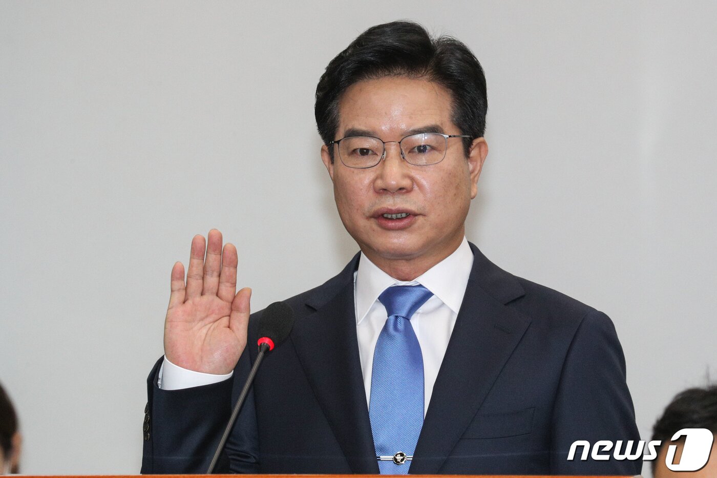 본문 이미지 - 김창룡 경찰청장 후보자가 20일 오전 서울 여의도 국회 행정안전위원회 전체회의장에서 열린 인사청문회에서 선서를 하고 있다. 2020.7.20/뉴스1 ⓒ News1 성동훈 기자