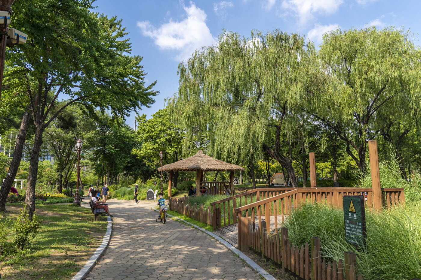 본문 이미지 - 여의도공원의 원두막이 있는 잔디마당 산책로