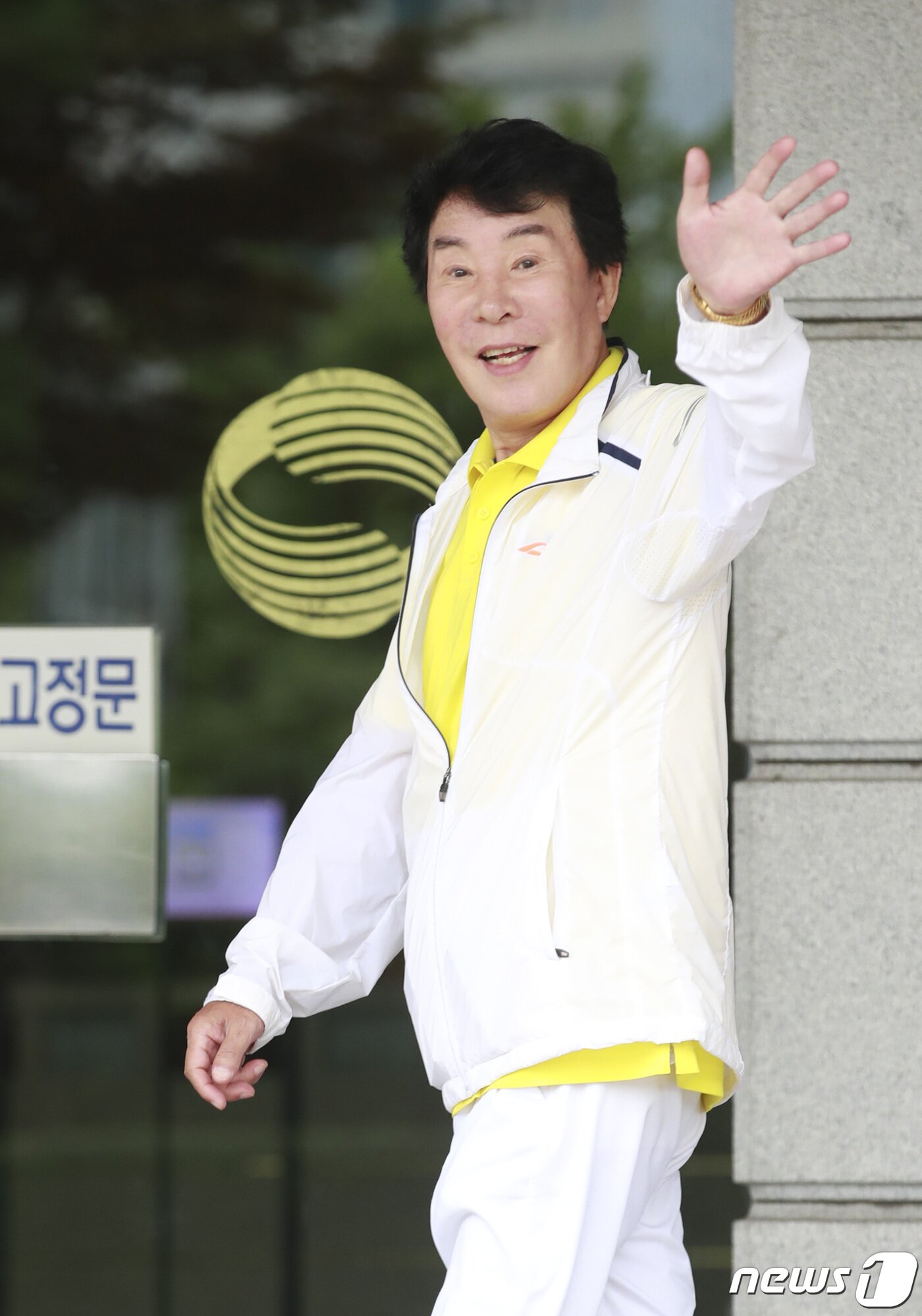 본문 이미지 - 트로트가수 송대관이 20일 '가요무대' 녹화를 위해 서울 영등포구 여의도 KBS 별관에 들어서며 인사를 하고 있다. 2020.7.20/뉴스1 ⓒ News1 권현진 기자