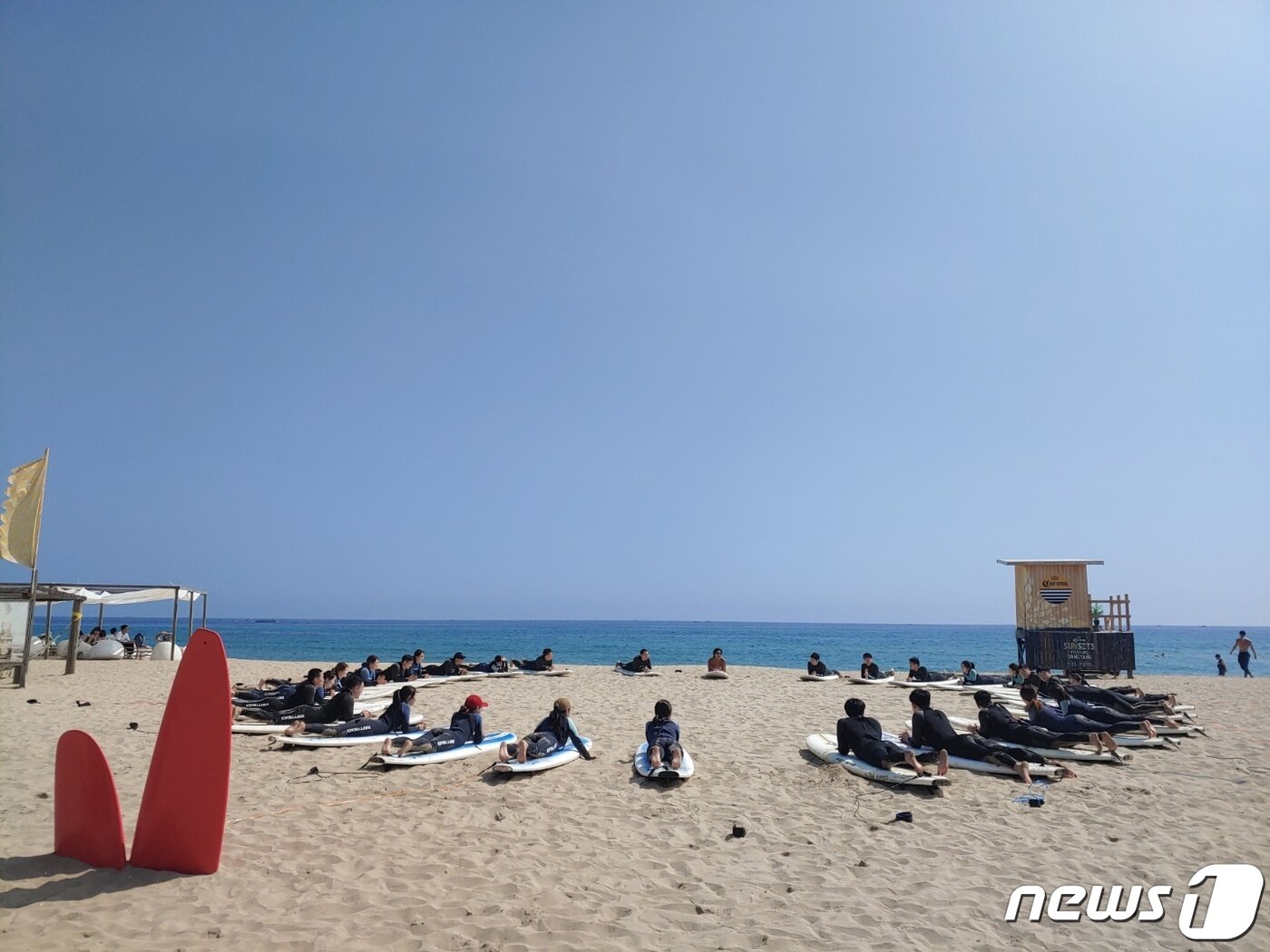 본문 이미지 - 지난 18일 오전 양양 '서피비치'에서 플라이강원의 '에어서핑' 상품을 이용해 승객들이 서핑 강습을 받고 있는 모습. ⓒ 뉴스1