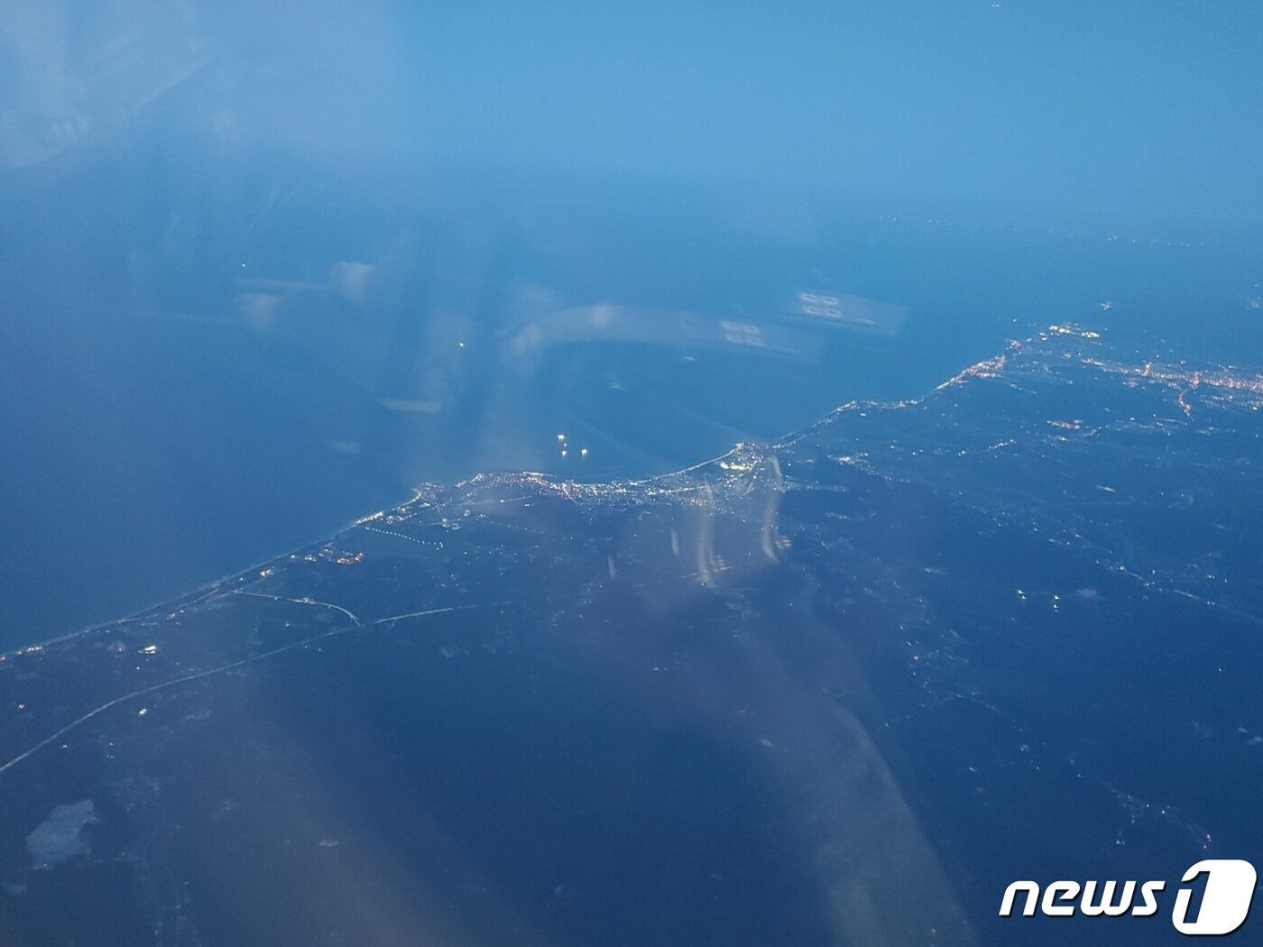 본문 이미지 - 플라이강원의 김포~양양 노선은 비행시간이 40분에 불과해 수도권 이용객들의 이동 편의를 높인 게 특징이다. 사진은 지난 17일 해당 노선 항공기내에서 바라본 양양 모습.ⓒ 뉴스1