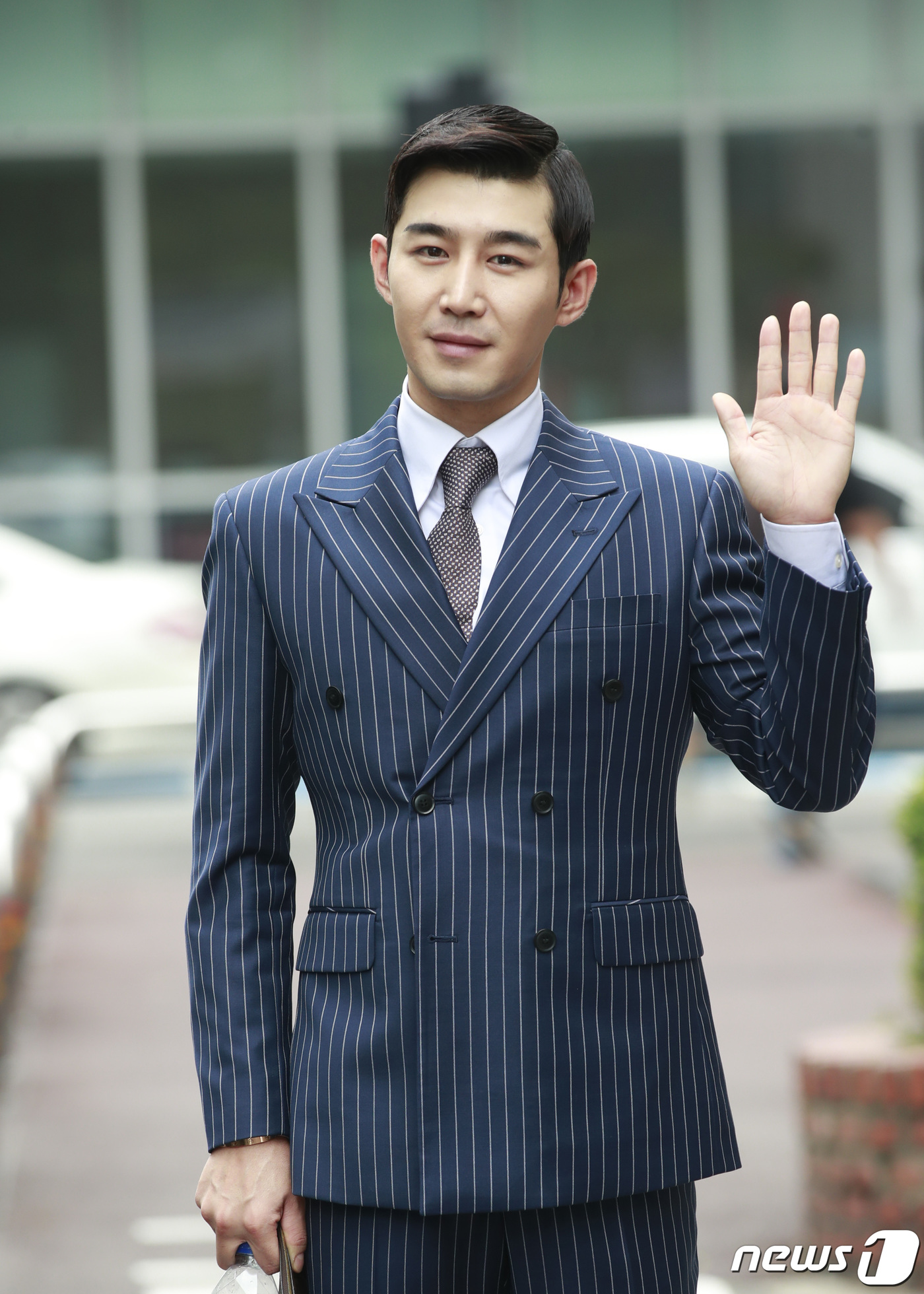 (서울=뉴스1) 권현진 기자 = 트로트 가수 차수빈이 20일 방송 녹화를 위해 서울 영등포구 여의도 KBS 신관에 들어서고 있다. 2020.7.20/뉴스1