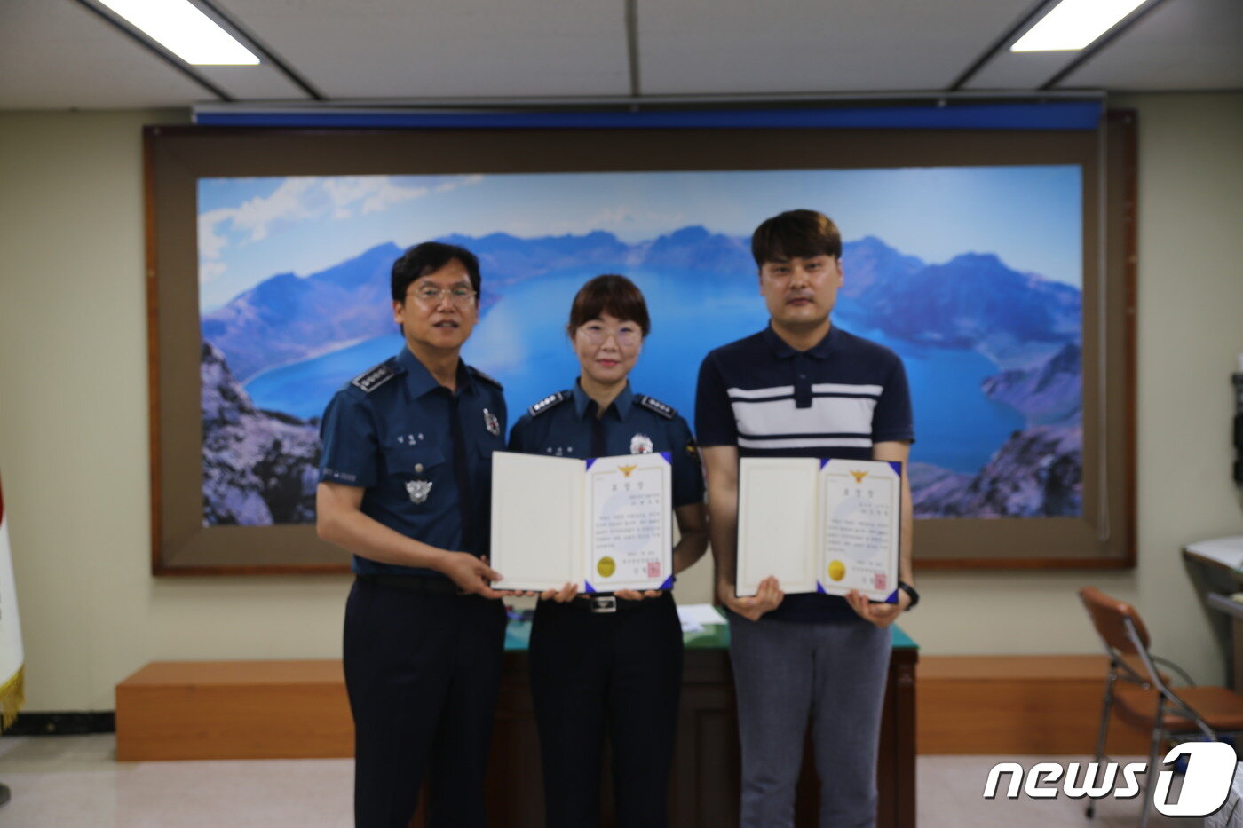 본문 이미지 - 청주청원경찰서는 2분기 '참경찰인'으로 형사과 강력1팀 김한철 경사와 생활안전과 생활안전계 배주희 경사를 선정해 표창했다.(청주청원경찰서 제공)2020.7.20.ⓒ 뉴스1