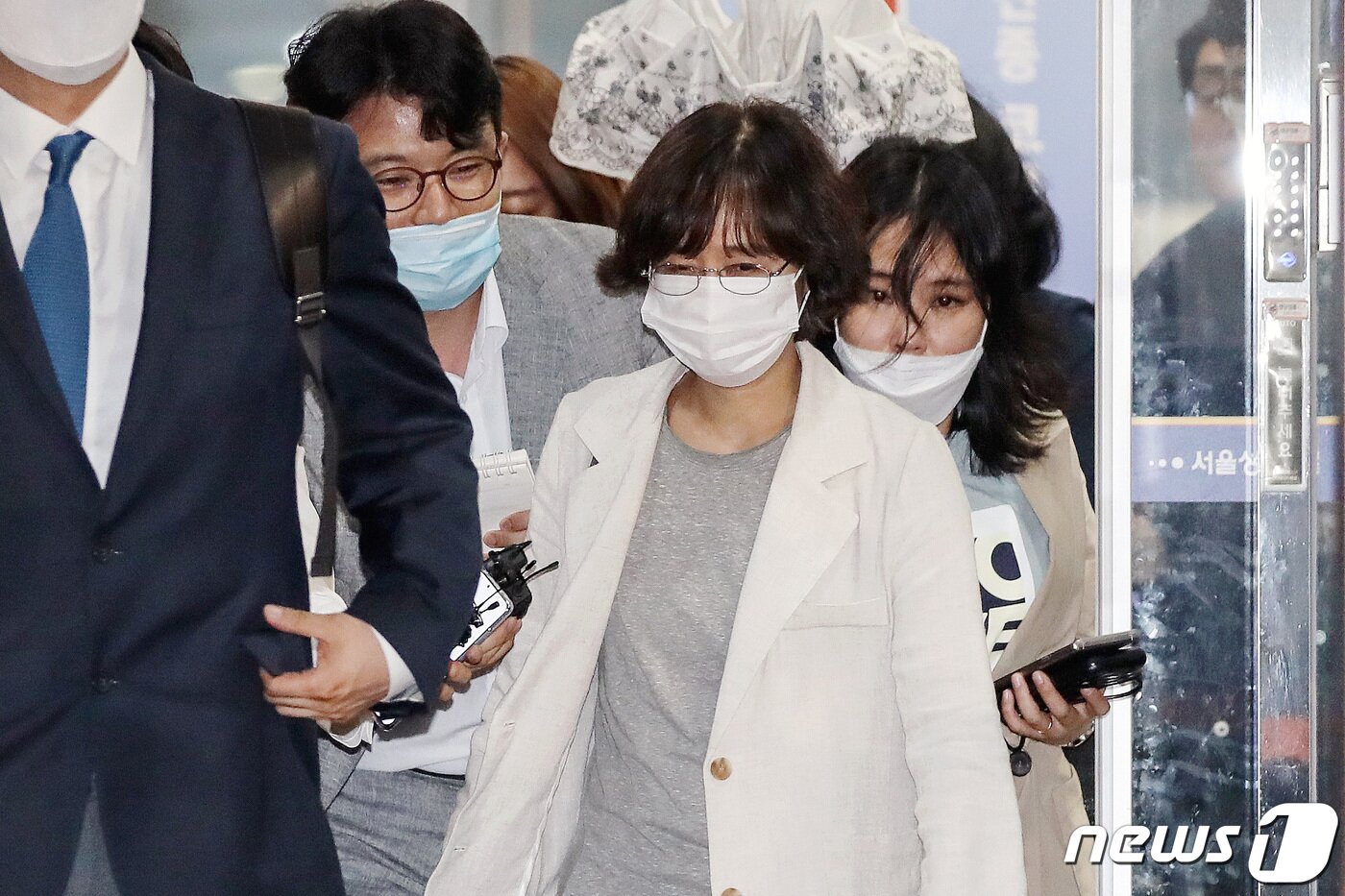 본문 이미지 - 고(故)박원순 서울시장의 성추행 피소사실 유출 의혹과 관련해 '키맨'으로 꼽히는 임순영 서울시 젠더특보가 21일 오전 서울 성북경찰서에서 참고인 신분으로 조사를 마치고 발걸음을 옮기고 있다. 임 특보는 박 전 시장이 실종되기 하루 전인 8일 오후 3시쯤 박 전 시장에게 '실수한 것 없으시냐'고 물었고 같은 날 밤 박 시장과 대책회의를 한 것으로 알려졌다. 2020.7.21/뉴스1 ⓒ News1 이승배 기자