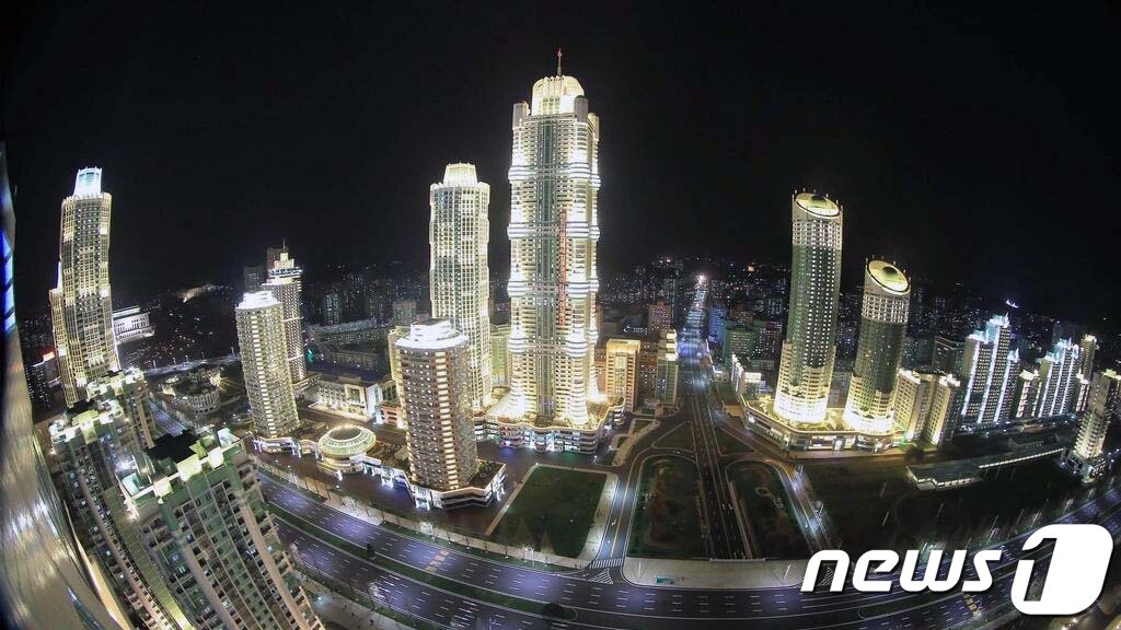 본문 이미지 - 대외 선전매체 '서광'이 공개한 평양 려명거리의 야경.(서광 홈페이지 캡처)2020.7.21/뉴스1